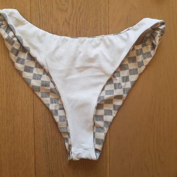 LV Bikini - Picture 5 of 6